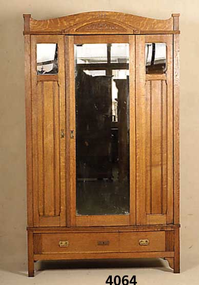 Kleiderschrank, Frankreich, um 1910, Jugend- stil, Eiche massiv, mit leichter Schnitzerei, profilierte Leisten, 2 kleine und 1 großer Spiegel, ...