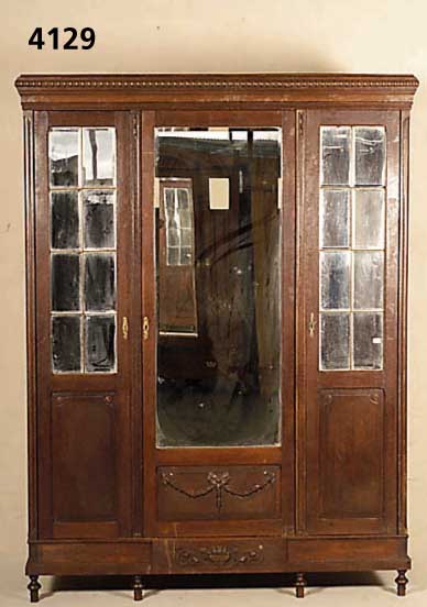 Kleiderschrank, Frankreich, um 1910, Eiche massiv, mit aufgelegter Schnitzerei, profi- lierte Kerb- und Perlleisten, 3-tÜrig, 2 kleine TÜren mit ...