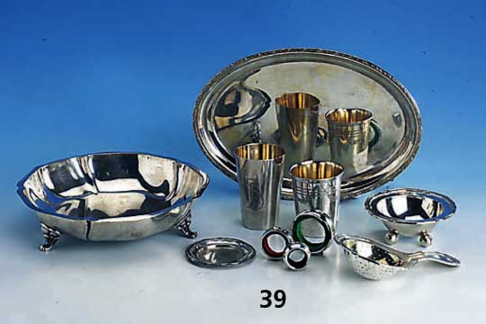 Konvolut in Silber, best. aus: Anbietschale auf 3 FÜßen, 835er Silber; Tablett mit Zierrand, 800er Silber; 2 Becher, 800er Silber, 1 x Monogr. ...