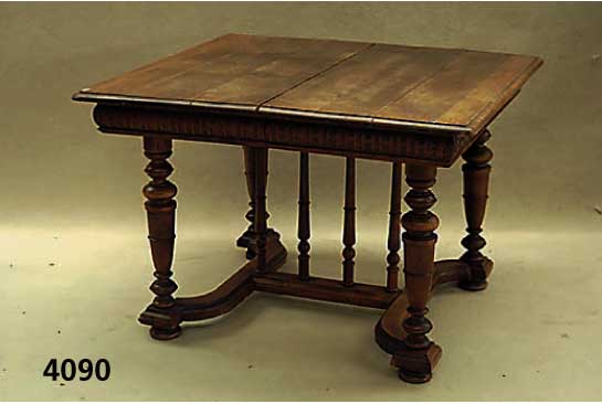 Ausziehtisch, SÜdfrankreich, um 1890, Eiche massiv, Eichefurnier, Korpus Hartholz/Weich- holz, Mechanismus schwergÄngig, Platte schwundrissig, ...