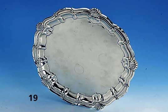 Tablett, wohl England um 1900, Silber gepr., Punzen unleserlich, Rand mit stil. Muscheldekor, D ca. 30 cm, ca. 620 g