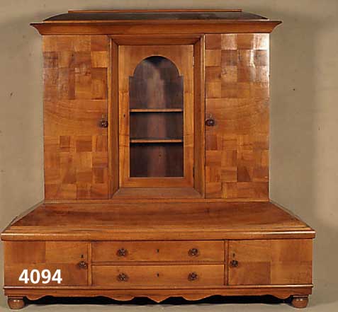 SpÄtes JugendstilmÖbel, wohl MÜnchen, Umkreis MÜnchner WerkstÄtte, Korpus Hartholz/Weich- holz, Wurzelnußfurnier in Karo und Rechtecken ...