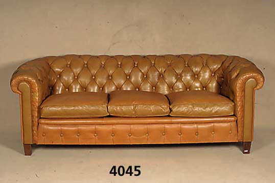 3-sitzer Sofa, nach englischem Vorbild, 60er Jahre, lose Kissen, RÜcken und Seiten ge- noppt und geheftet, okerfarbener Lederbezug, sehr bequem, ...