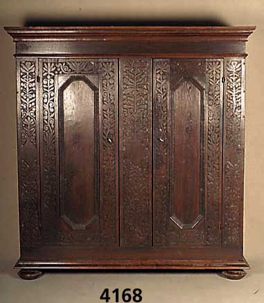 Schrank, mitteldeutsch, Front um 1680/1700, Eiche massiv, florale Flachschnitzerei aus dem Vollholz, im Ende des 19. Jhds. durch Kopf Fuß und ...
