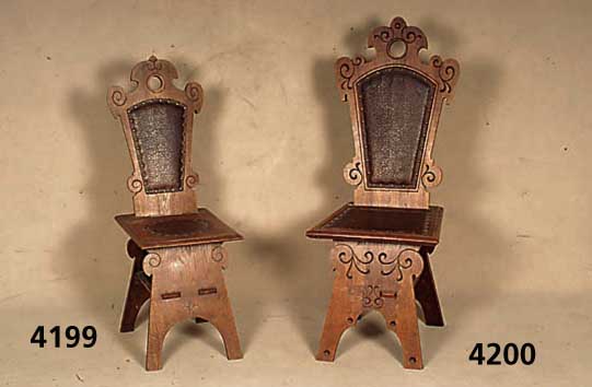 2 StÜhle, deutsch, um 1880/90, nach Scam- bellivorbild, barockisierend mit leicht gothischem Ansatz, Nagelverzierung, Kunst- lederbezug, abstrakt ...