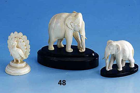 Konvolut 3 Elfenbeinminiaturen, Indien, 2 x Elefantendarstellung H. ca. 3.6 cm (mit 1 Rep.-Stelle und min. Klebespuren) und 5.1 cm beide auf ...