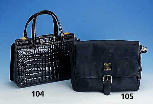Tasche, braunes Lackleder mit KrokoprÄgung, Inneneinteilung mit Reißverschluß und Druck- knopf, 2 Tragegriffe, ca. 34.5 x 23 cm, Tragesp.