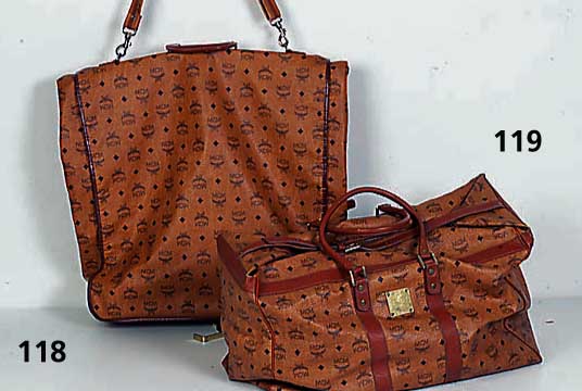 MCM- Reisetasche, typ. MCM-Dekor mit braunem Leder abgesetzt, Nr. 40451, 2 Trage- griffe und 1 Trageriemen, Gebr.-Sp., ca. 60 x 37 cm