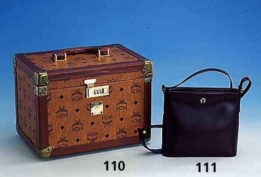 MCM-Beauty-Case, typ. MCM-Dekor mit braunem Leder abgesetzt und mit VerschlÄgen, Nr. 38156, Zahlenschloß, Innenspiegel, Innenein- teilung, min. ...