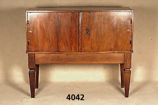 Halbschrank, wohl deutsch, um 1760, Louis XVI, wurde als Dokumentenschrank bzw. Thaler- katze genutzt, Eiche massiv, verkrÖpfte Eisen- ...