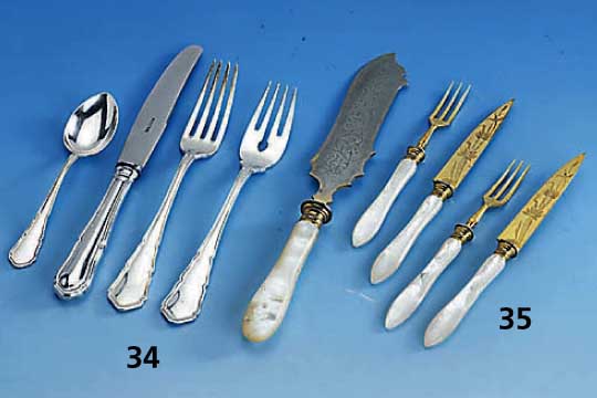 Obstbesteck fÜr 12 Personen, wohl deutsch, 50er Jahre, Metall vergoldet, Griffe Perlmutt, Gebr.-Teile floral graviert, aus- gefallen, prunkvoll, ...