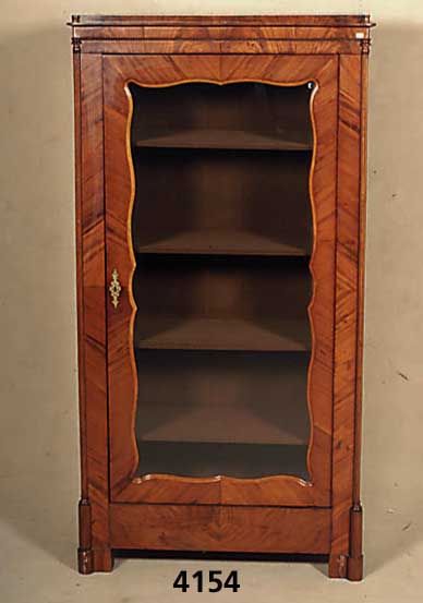 Vitrinenschrank, mitteldeutsch, um 1840/50, Korpus Weichholz, Pyramidenmahagoni gespiegelt , abgeplattete Kanten, drei EinlegebÖden, leichte ...
