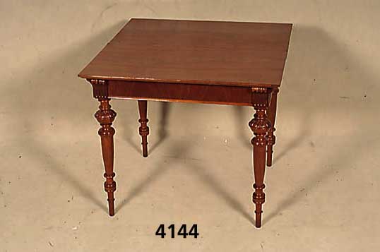 Spieltisch, Berlin, um 1880, GrÜnderzeit, Nussbaum massiv, neu poliert und restauriert, Tischplatte aufklappbar, wohnfertiges MÖbel, ca. ...