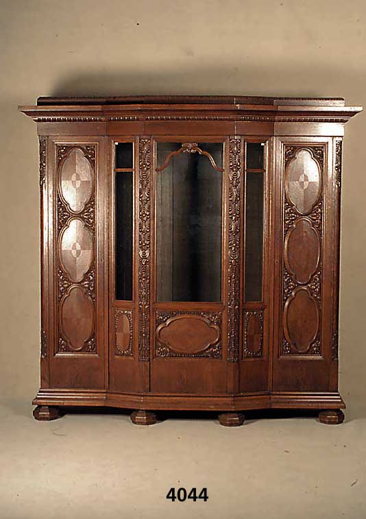 BÜcherschrank, deutsch, um 1900, Korpus Eiche und Buche, z.T. massiv, Eichefurnier, zum T. 4- fach gespiegelt, Front leichte geschwungen, ...