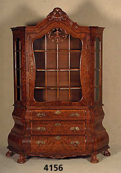 Barockstilvitrine, Holland, um 1960, nach altem Vorbild, Korpus Weichholz/Hartholz, Wurzelnussfurnier, zum Teil gespiegelt, schÖnes Furnierbild, ...