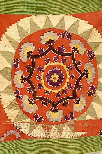 Kissenfront Susani stickerei, Samarkand, ca. 50 Jahre, Stickerei in Seide, ca. 66 x 64 cm, SchÄtzwert: 450- EURO, EHZ: 3