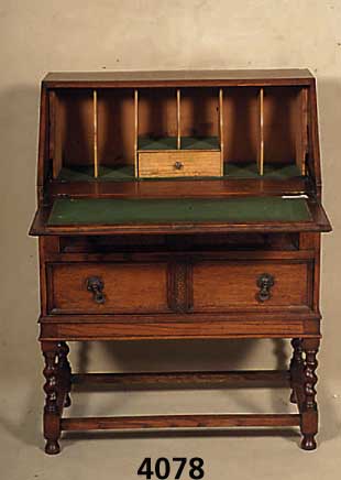 SchrÄgklappsekretÄr, England, um 1910, Eiche massiv, Eichefurnier, gedrechselte Beine, FÜllungen abgesetzt mit 3-fach getreppten Leisten, ca. ...