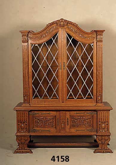 Vitrinenschrank, deutsch, wohl Aachen, um 1910 /20, Barockstil, Eiche massiv, Unterteil reich geschnitzt, mit KlauenfÜßen und FÜll- hornmotiven, ...