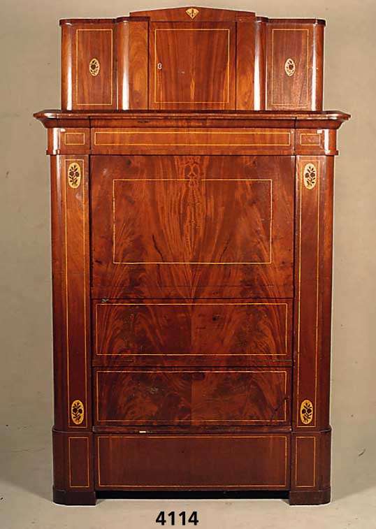 Schrank, deutsch, um 1830/40, Biedermeier, Korpus Weichholz, Mahagonifurnier, Pyramiden- mahagoni z.T. gespiegelt furniert, Aufsatz mit ...