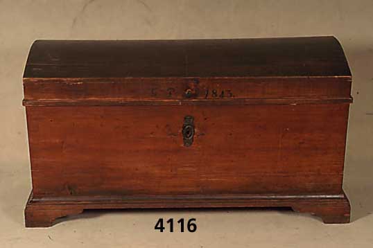 Runddeckeltruhe, deutsch, um 1850/60, Weichholz, dunkel gebeizt, Alters- und Gebrauchsspuren, ca. 71x129x66 cm