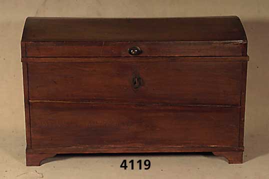 Runddeckeltruhe, deutsch, um 1840, Eiche massiv, original Schloß und BeschlÄge, leichte Spannungsrisse, ca. 73x112x59 cm XXX