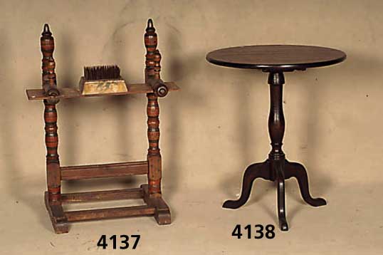 Beistelltisch, England, Eiche massiv, vikto- rianischer Stil, Balusterschaft, Beine 3-fach ausladend, H. ca. 71 cm, D. ca. 60 cm