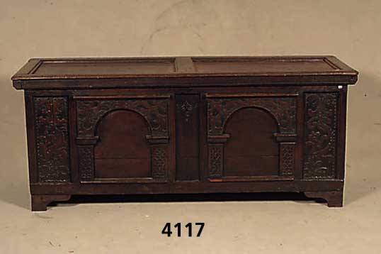 Linnentruhe, wohl norddeutsch, um 1760, z.T. auf Rahmen gearbeitet, Eiche massiv, Deckel einfach getreppt, mit Zierleiste, Front mit aufgelegten ...