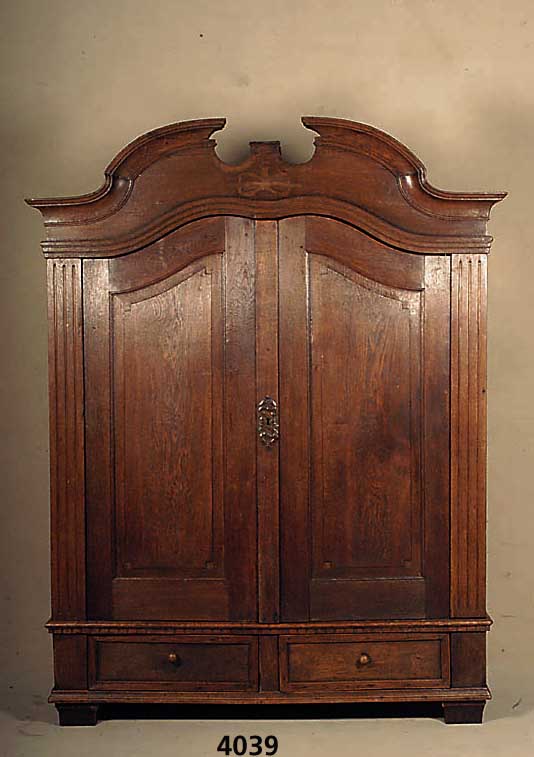 Dielenschrank, deutsch, wohl BÜckelburg, um 1780, Barock, Eiche massiv, Kopf 4-fach ge- schweift und doppelt geschwungen, minimale ...