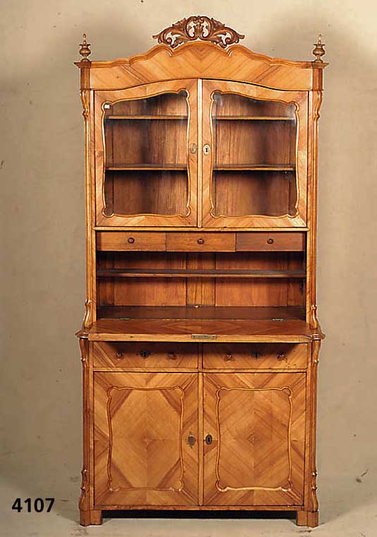 AufsatzsekretÄr, deutsch, um 1860, Korpus Weichholz, Kirschbaumfurnier, z.T. gespiegelt, sogenannte BrezelfÜllungen, Kopf geschwungen, ...