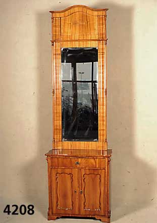 Spiegelkommode, deutsch, um 1860, Korpus Weichholz, Kirschbaumfurnier, z.T. gespiegelt, sogenannte BrezelfÜllungen, Spiegel Kopf ge- schwungen, ...