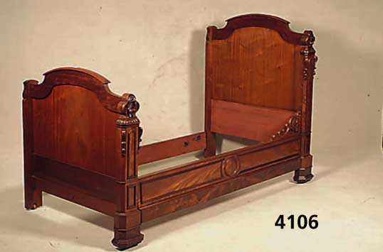 2 Betten, deutsch, um 1860, Korpus Weichholz , Mahagonifurnier, neugothischer Stil, seit- lich geschnitzt, hervorragende QualitÄt, ca. ...