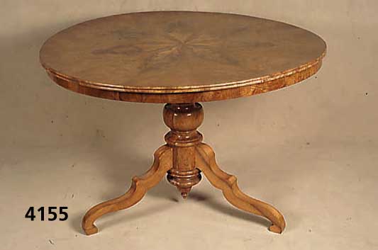 Biedermeiertisch, westdeutsch, um 1835/40, Fuß 3-fach ausladend, geschwungen, Nußbaum massiv, Mittelteil mit schÖner Drechselarbeit, 10-fach ...