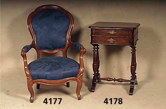NÄhtisch, deutsch, um 1870, Louis Philippe, 4 gedrechselte und kannelierte SÄulen, Maha- gonifurnier, z.T. gespiegelt, Gebrauchsspuren, ca. ...