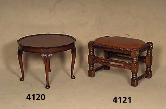 Beistelltisch, deutsch, um 1930, Queen-Anne- Stil, Zarge Nußbaumfurnier, zum Teil gespie- gelt, Beine geschwungen, vielfach verwendbar, H. ca. 42 ...