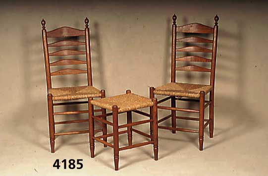 4 HochlehnstÜhle und 2 Hocker, Friesland, um 1920/30, Eiche massiv, Beine doppelt ver- strebt, RÜckenlehne mit gedrechseltem Abschluß , ...