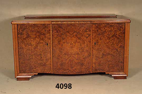 Anrichte, deutsch, um 1928/30, Korpus Buche, Weichholz, Edelholz, Wurzelnußfurnier in sich doppelt bzw. 4-fach gespiegelt, durchlaufend sehr ...