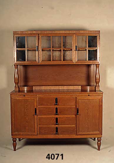 Aufsatzschrank, deutsch, wohl Karlsruhe, um 1900/10, Korpus Buche und Weichholz, Eiche massiv, Eichefurnier, Front z.T. auf Rahmen gearbeitet, ...