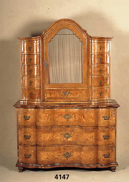 BarockaufsatzmÖbel, deutsch, wohl Sachsen, um 1750, Korpus Weichholz, Nußbaumfurnier, Wurzelnußfurnier, z.T. gespiegelt, Bandelwerk, BeschlÄge ...