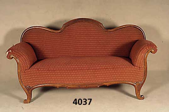Sofa, sÜddeutsch, um 1835/40, Korpus Weich- holz, Buche massiv, Rahmen Nußbaum massiv, 3-fach geschwungen, Zarge passig, Fuß mit FÄcher und ...