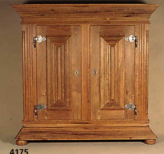 Wellenschrank, deutsch, im Stil von 1730/40, Front auf Rahmen gearbeitet, Eiche massiv, Lisenen 3-fach gewellt, Kanten abgeplattet mit ...
