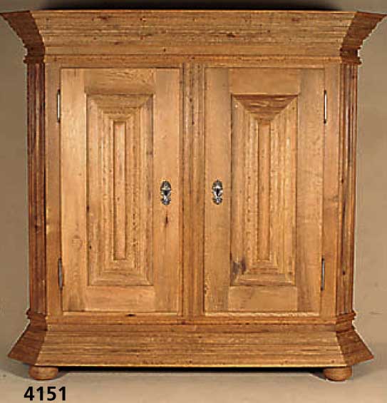 Wellenschrank, deutsch, im Stil von 1730/40, Front auf Rahmen gearbeitet, Eiche massiv, Lisenen 3-fach gewellt, Kanten abgeplattet, Kopf reich ...