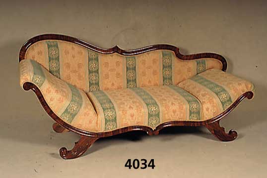 Recamiere, deutsch, um 1840/45, Korpus Weichholz, Wurzelnußfurnier gespiegelt, ausge- fallenes Design, Lehne 3-fach geschwungen mit zwei ...