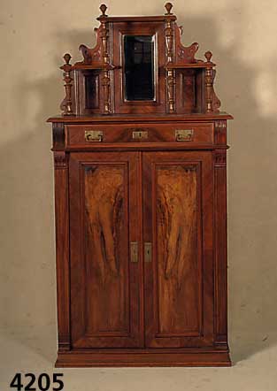 Aufsatzvertiko, deutsch, um 1900/05, Korpus Weichholz, Nußbaum massiv, Nußbaumfurnier, reiche Drechselarbeit, RÜckseite mit facet- tiertem ...
