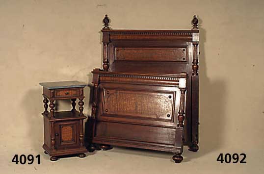 Bett, deutsch, um 1880/90, GrÜnderzeit, Korpus Eiche und Buche massiv, Front reich gegliedert, Rahmenfassung, Zahnfries, Inlets in RÜster- bzw. ...