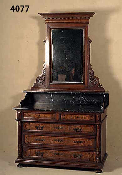 Spiegelkommode, deutsch, um 1880/90, GrÜn- derzeit, Korpus Weichholz, Buche und Eiche, Nußbaum massiv, Nußbaumfurnier, Schublade und Inlets in ...