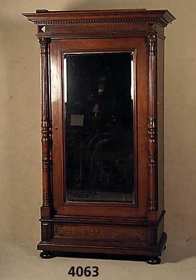 WÄscheschrank, deutsch, um 1880/90, GrÜnder- zeit, Korpus Weichholz, Front auf Rahmen ge- arbeitet, Lisenen mit 3/4-SÄulen, reiche ...
