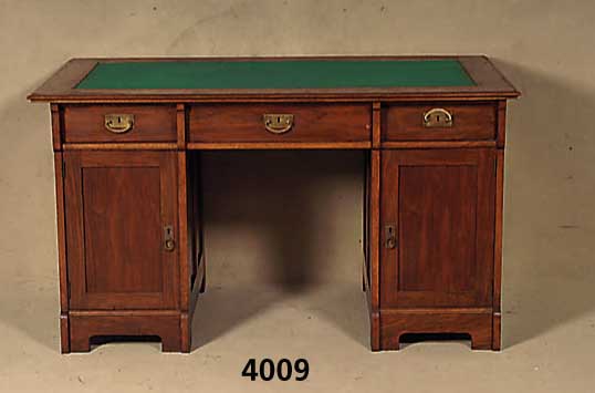 Schreibtisch, deutsch, um 1905/10, großer Einfluß von Darmstadt, auf Rahmen gearbeitet, Nußbaum massiv, Nußbaumfurnier, praktische ...