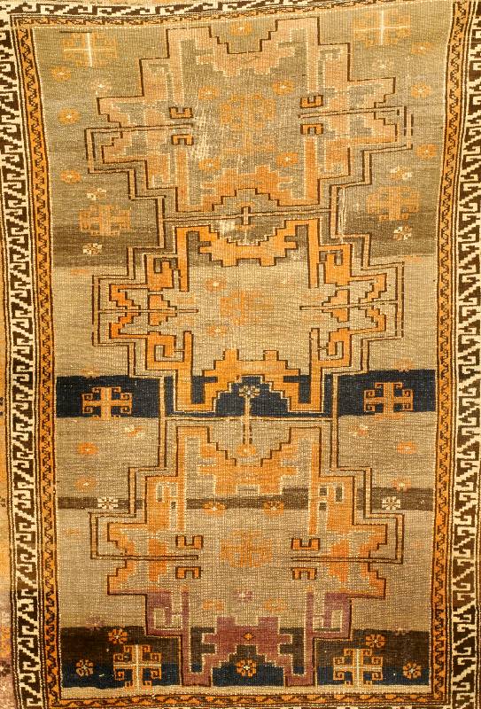 Kazak, Rußland, um 1880, Wolle auf Wolle, ca. 130 x 100 cm, SchÄtzwert: 1700.- EURO, EHZ: 4-5. Mit Sog. Lesgi Sternen im Fond.
