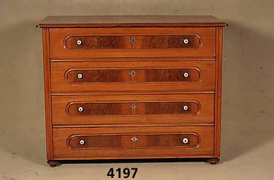 Kommode, deutsch, um 1880, Esche massiv, die vertieften Innenfelder der 4 Schubladen Nußbaumfurnier, AltersschÄden, Reste alten Wurmbefalls, ...
