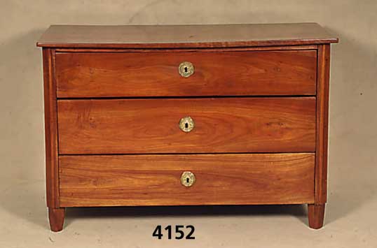 Kommode, deutsch, um 1850, Kirschbaum massiv , drei SchÜbe, original SchlÖsser, Leisten- teile und FÜße ergÄnzt, reparierte Spannungs- risse, ...